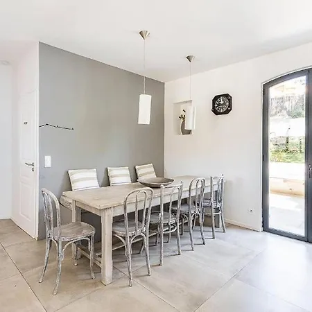 Проживання в сім'ї Fully Renovated Provencal House ! Сен-Тропе