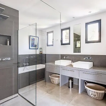 Fully Renovated Provencal House ! Проживання в сім'ї