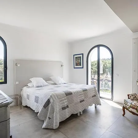 Fully Renovated Provencal House ! 民宿 圣特罗佩